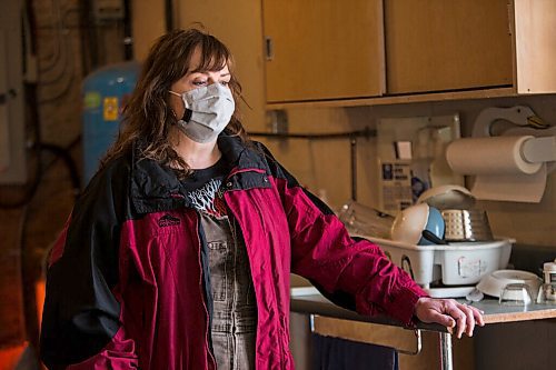 MIKAELA MACKENZIE / WINNIPEG FREE PRESS

Judy Stearns waits for Manitoba Conservation to bring a cub into the black bear rehabilitation centre near Stonewall on Sunday, April 25, 2021. For Eva Wasney story.
Winnipeg Free Press 2020.