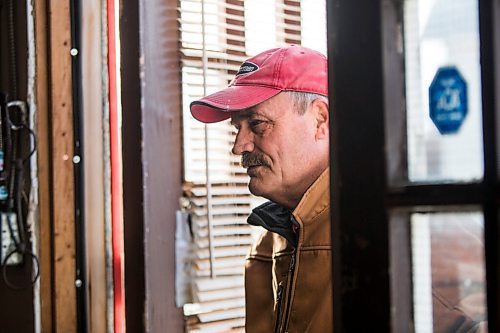 MIKAELA MACKENZIE / WINNIPEG FREE PRESS

Roger Stearns waits for Manitoba Conservation to bring a cub into the black bear rehabilitation centre near Stonewall on Sunday, April 25, 2021. For Eva Wasney story.
Winnipeg Free Press 2020.