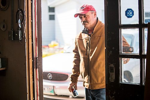 MIKAELA MACKENZIE / WINNIPEG FREE PRESS

Roger Stearns waits for Manitoba Conservation to bring a cub into the black bear rehabilitation centre near Stonewall on Sunday, April 25, 2021. For Eva Wasney story.
Winnipeg Free Press 2020.