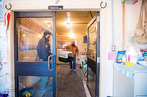 MIKAELA MACKENZIE / WINNIPEG FREE PRESS

Manitoba Conservation brings a cub to the black bear rehabilitation centre near Stonewall on Sunday, April 25, 2021. For Eva Wasney story.
Winnipeg Free Press 2020.