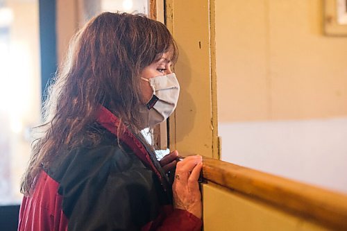 MIKAELA MACKENZIE / WINNIPEG FREE PRESS

Judy Stearns peeks in at the cub in its new home at the black bear rehabilitation centre near Stonewall on Sunday, April 25, 2021. For Eva Wasney story.
Winnipeg Free Press 2020.