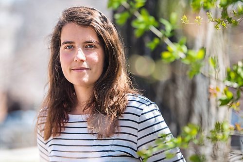 MIKAELA MACKENZIE / WINNIPEG FREE PRESS

Kari Miller, who has has connected her academic interest in thanatology to ecological grief, poses for a portrait in Winnipeg on Tuesday, May 11, 2021. For Aaron Epp story.
Winnipeg Free Press 2020.