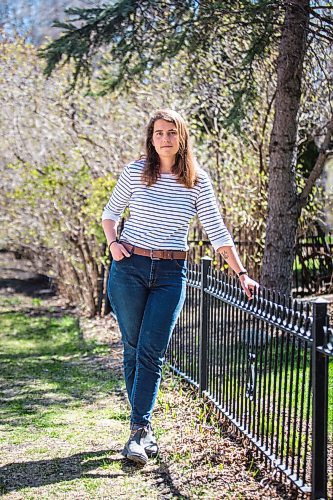 MIKAELA MACKENZIE / WINNIPEG FREE PRESS

Kari Miller, who has has connected her academic interest in thanatology to ecological grief, poses for a portrait in Winnipeg on Tuesday, May 11, 2021. For Aaron Epp story.
Winnipeg Free Press 2020.