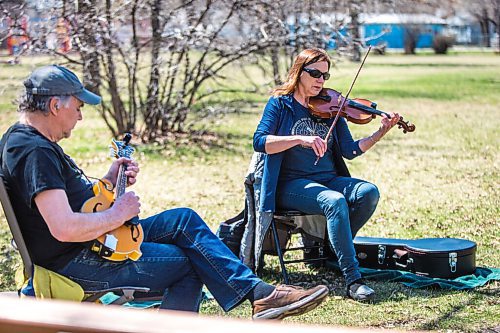 MIKAELA MACKENZIE / WINNIPEG FREE PRESS

Wayne Drury and Mary-Ann Fast play Celtic music in Harrow Park in Winnipeg on Tuesday, May 11, 2021. The group has been playing outside throughout the pandemic whenever weather allows. Standup.
Winnipeg Free Press 2020.