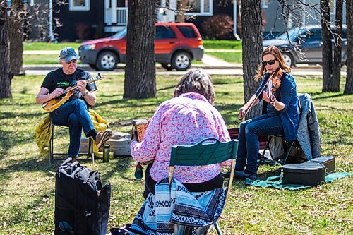 MIKAELA MACKENZIE / WINNIPEG FREE PRESS

Wayne Drury (left), Johanna Handford, and Mary-Ann Fast play Celtic music in Harrow Park in Winnipeg on Tuesday, May 11, 2021. The group has been playing outside throughout the pandemic whenever weather allows. Standup.
Winnipeg Free Press 2020.