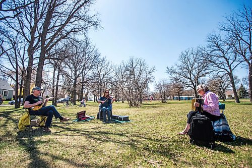 MIKAELA MACKENZIE / WINNIPEG FREE PRESS

Wayne Drury (left), Mary-Ann Fast, and Johanna Handford play Celtic music in Harrow Park in Winnipeg on Tuesday, May 11, 2021. The group has been playing outside throughout the pandemic whenever weather allows. Standup.
Winnipeg Free Press 2020.