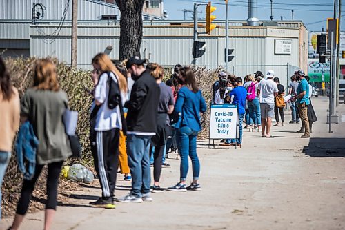 MIKAELA MACKENZIE / WINNIPEG FREE PRESS

A line-up snakes down the sidewalk at a vaccine clinic at 181 Higgins in Winnipeg on Tuesday, May 11, 2021. For Erik story.
Winnipeg Free Press 2020.