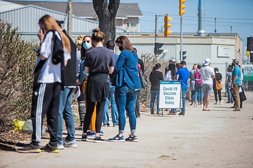 MIKAELA MACKENZIE / WINNIPEG FREE PRESS

A line-up snakes down the sidewalk at a vaccine clinic at 181 Higgins in Winnipeg on Tuesday, May 11, 2021. For Erik story.
Winnipeg Free Press 2020.