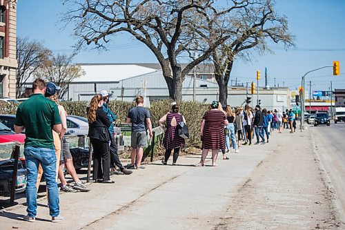 MIKAELA MACKENZIE / WINNIPEG FREE PRESS

A line-up snakes down the sidewalk at a vaccine clinic at 181 Higgins in Winnipeg on Tuesday, May 11, 2021. For Erik story.
Winnipeg Free Press 2020.