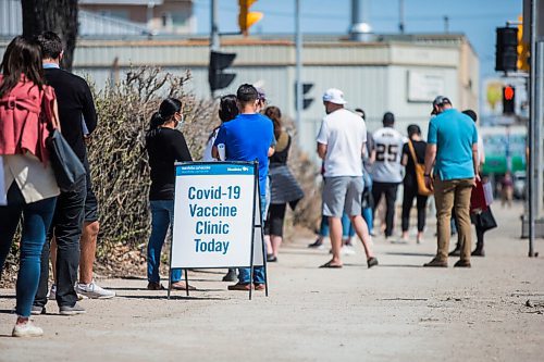 MIKAELA MACKENZIE / WINNIPEG FREE PRESS

A line-up snakes down the sidewalk at a vaccine clinic at 181 Higgins in Winnipeg on Tuesday, May 11, 2021. For Erik story.
Winnipeg Free Press 2020.