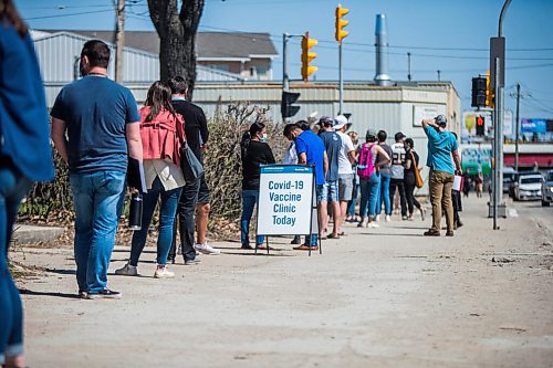 MIKAELA MACKENZIE / WINNIPEG FREE PRESS

A line-up snakes down the sidewalk at a vaccine clinic at 181 Higgins in Winnipeg on Tuesday, May 11, 2021. For Erik story.
Winnipeg Free Press 2020.