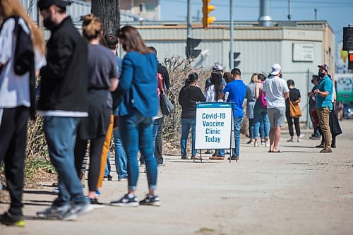 MIKAELA MACKENZIE / WINNIPEG FREE PRESS

A line-up snakes down the sidewalk at a vaccine clinic at 181 Higgins in Winnipeg on Tuesday, May 11, 2021. For Erik story.
Winnipeg Free Press 2020.