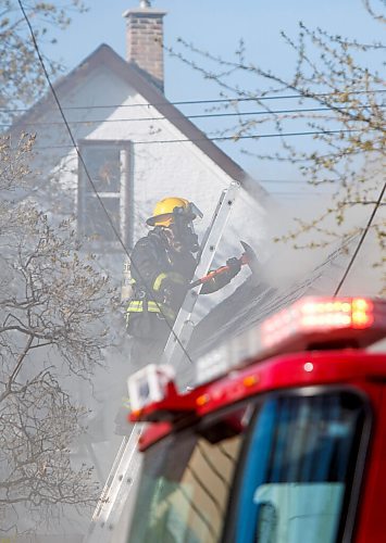 MIKE DEAL / WINNIPEG FREE PRESS
Winnipeg Fire Paramedic Service crews battle a garage fire that jumped to a house on Burrows Avenue Wednesday morning.
210512 - Wednesday, May 12, 2021.