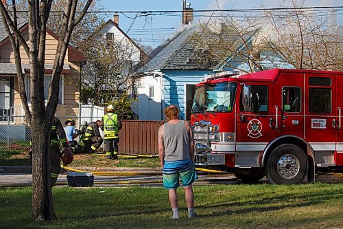 MIKE DEAL / WINNIPEG FREE PRESS
Winnipeg Fire Paramedic Service crews battle a garage fire that jumped to a house on Burrows Avenue Wednesday morning.
210512 - Wednesday, May 12, 2021.