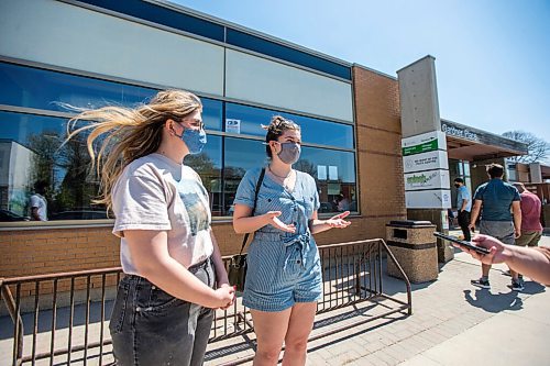 MIKAELA MACKENZIE / WINNIPEG FREE PRESS

Sisters Sophie (left) and Anica Warkentine speak to the Free Press while in line up to get vaccinated at the Ma Mawi Wi Chi Itata Centre walk-in clinic on the day that eligibility expanded to include all Manitobans over the age of 18 in Winnipeg on Wednesday, May 12, 2021. For Malak story.
Winnipeg Free Press 2020.