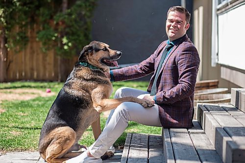 MIKAELA MACKENZIE / WINNIPEG FREE PRESS

Johanu Botha, co-lead of Manitoba's vaccine implementation task force, poses for a portrait with his dog, Gandalf, at his home in Winnipeg on Thursday, May 13, 2021. For Dylan story.
Winnipeg Free Press 2020.