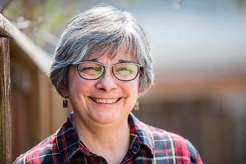 MIKAELA MACKENZIE / WINNIPEG FREE PRESS

Dorothy Macintyre, who has volunteered for almost 20 years with the Manitoba chapter of the Canadian Celiac Association, poses for a portrait in her back yard in Winnipeg on Friday, May 14, 2021. For Aaron Epp story.
Winnipeg Free Press 2020.