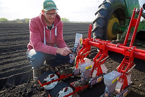 MIKE DEAL / WINNIPEG FREE PRESS
Wild Earth Farms, Jeff Veenstra, plants beets seeds on his farm Friday morning.
The start of the growing season at Wild Earth Farms, which is on Garven Road close the intersection of hwy 206 near Oakbank.
See Ben Sigurdson farm-to-table feature story
210514 - Friday, May 14, 2021.