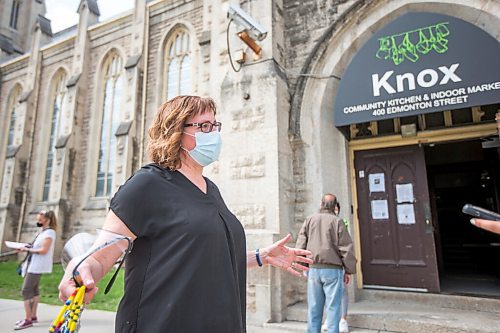 MIKAELA MACKENZIE / WINNIPEG FREE PRESS

Pastor Lesley Harrison talks to the Free Press as a pop-up community vaccine clinic takes place at Knox United Church in Winnipeg on Friday, May 14, 2021. For JS story.
Winnipeg Free Press 2020.