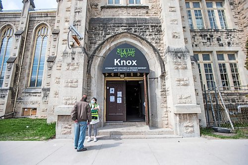 MIKAELA MACKENZIE / WINNIPEG FREE PRESS

A pop-up community vaccine clinic takes place at Knox United Church in Winnipeg on Friday, May 14, 2021. For JS story.
Winnipeg Free Press 2020.