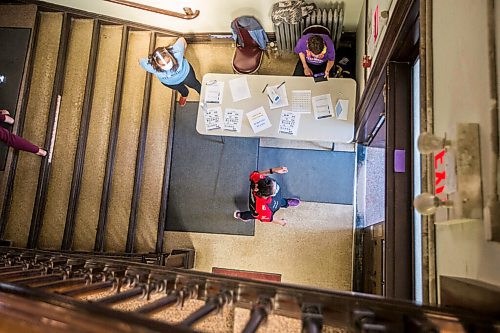 MIKAELA MACKENZIE / WINNIPEG FREE PRESS

A pop-up community vaccine clinic takes place at Knox United Church in Winnipeg on Friday, May 14, 2021. For JS story.
Winnipeg Free Press 2020.