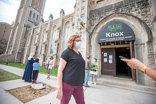 MIKAELA MACKENZIE / WINNIPEG FREE PRESS

Pastor Lesley Harrison talks to the Free Press as a pop-up community vaccine clinic takes place at Knox United Church in Winnipeg on Friday, May 14, 2021. For JS story.
Winnipeg Free Press 2020.