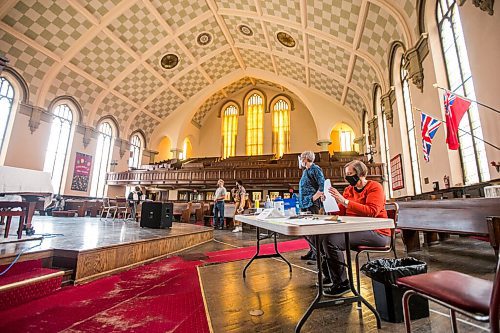 MIKAELA MACKENZIE / WINNIPEG FREE PRESS

The sanctuary is used as a consent form area at a pop-up community vaccine clinic at Knox United Church in Winnipeg on Friday, May 14, 2021. For JS story.
Winnipeg Free Press 2020.