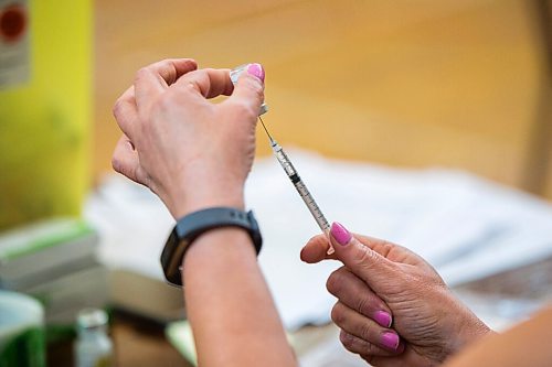 MIKAELA MACKENZIE / WINNIPEG FREE PRESS

A nurse draws up a Pfizer vaccine at a pop-up community vaccine clinic at Knox United Church in Winnipeg on Friday, May 14, 2021. For JS story.
Winnipeg Free Press 2020.