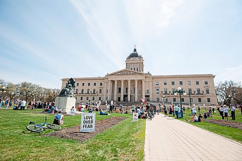 MIKE SUDOMA / WINNIPEG FREE PRESS  
A large group of Anti-Lockdown supporters attend an anti lockdown speaking event held at the Manitoba Legislative Building Saturday afternoon
May 15, 2021