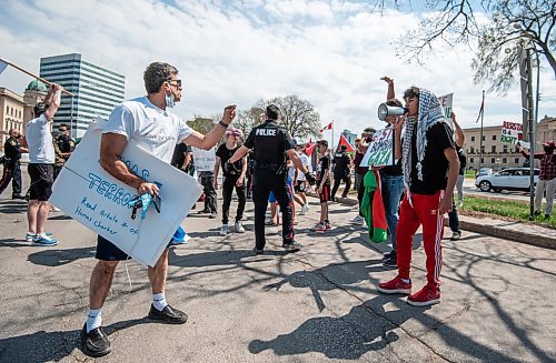 MIKE SUDOMA / WINNIPEG FREE PRESS  
Israeli and Palestinian protesters go at it moments before a large brawl broke out between the two opposing parties at a rally in memorial park in downtown Winnipeg Saturday afternoon 
May 15, 2021