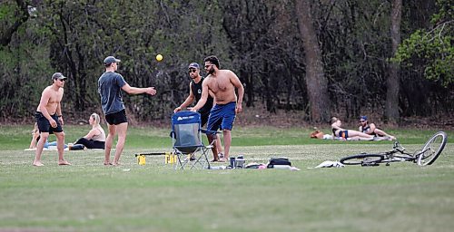 JOHN WOODS / WINNIPEG FREE PRESS
People relax at Assiniboine Park in Winnipeg Sunday, May 16, 2021. People having been heading to the parks because of increased COVID-19 restrictions.

Reporter: Abas & Da Silva
