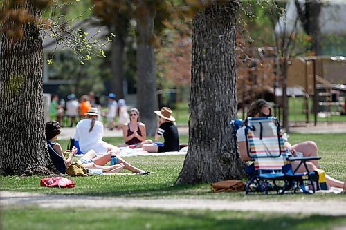 JOHN WOODS / WINNIPEG FREE PRESS
People relax at Enderton (Peanut) Park in Winnipeg Sunday, May 16, 2021. People having been heading to the parks because of increased COVID-19 restrictions.

Reporter: Abas & Da Silva