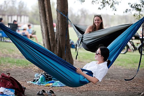 JOHN WOODS / WINNIPEG FREE PRESS
Carly Elder, front, and Ann Schein relax at Assiniboine Park in Winnipeg Sunday, May 16, 2021. People having been heading to the parks because of increased COVID-19 restrictions.

Reporter: Abas & Da Silva