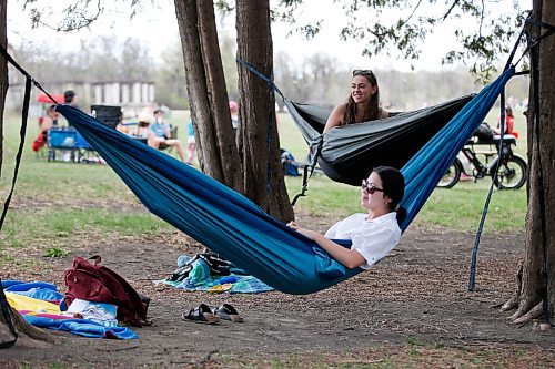 JOHN WOODS / WINNIPEG FREE PRESS
Carly Elder, front, and Ann Schein relax at Assiniboine Park in Winnipeg Sunday, May 16, 2021. People having been heading to the parks because of increased COVID-19 restrictions.

Reporter: Abas & Da Silva