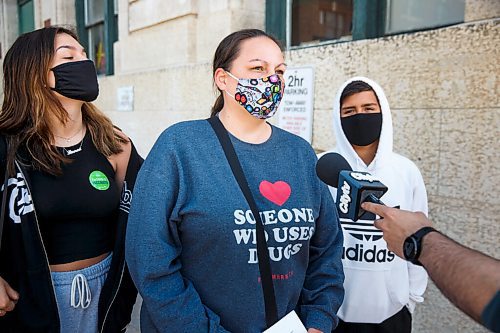 MIKE DEAL / WINNIPEG FREE PRESS
Charlene Hallett with her kids Lauren (left), 17, and Sam (right), 12, after they received the Pfizer-BioNTech vaccine at the Aboriginal Health and Wellness Centre, 181 Higgins Ave., Winnipeg, Monday morning.
210517 - Monday, May 17, 2021.