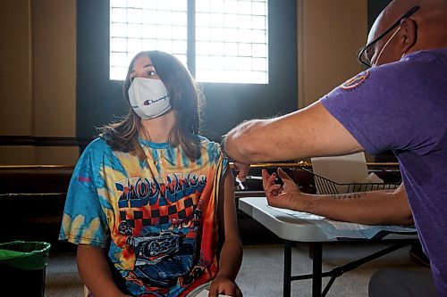 MIKE DEAL / WINNIPEG FREE PRESS
Dr. Barry Lavallee, CEO, Keewatinowi Inniniw Minoayawin, administers the Pfizer-BioNTech vaccine to Cassidy MacPherson, 13, at the Aboriginal Health and Wellness Centre, 181 Higgins Ave., Winnipeg, early Monday morning.
210517 - Monday, May 17, 2021.