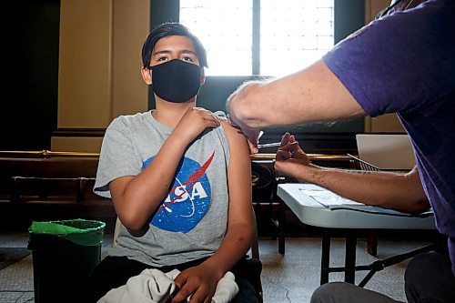 MIKE DEAL / WINNIPEG FREE PRESS
Dr. Barry Lavallee, CEO, Keewatinowi Inniniw Minoayawin, administers the Pfizer-BioNTech vaccine to Sam Hallett, 12, at the Aboriginal Health and Wellness Centre, 181 Higgins Ave., Winnipeg, early Monday morning.
210517 - Monday, May 17, 2021.