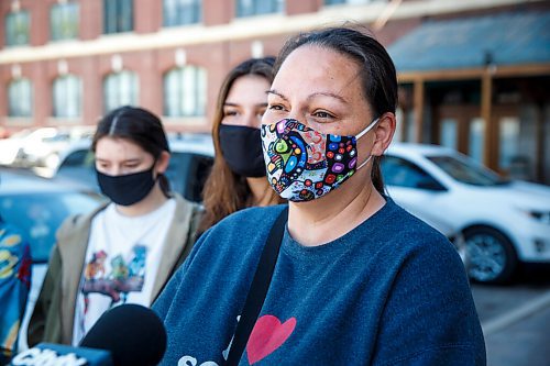 MIKE DEAL / WINNIPEG FREE PRESS
Charlene Hallett took her three kids and niece to get the Pfizer-BioNTech vaccine at the Aboriginal Health and Wellness Centre, 181 Higgins Ave., Winnipeg, Monday morning.
210517 - Monday, May 17, 2021.