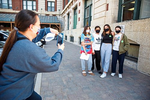 MIKE DEAL / WINNIPEG FREE PRESS
Charlene Hallett takes a photo for posterity of her niece (left) Cassidy MacPherson, 13, and her kids (from second left); Sam, 12, Lauren, 17, and Carley, 14, after they received the Pfizer-BioNTech vaccine at the Aboriginal Health and Wellness Centre, 181 Higgins Ave., Winnipeg, Monday morning.
210517 - Monday, May 17, 2021.