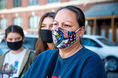 MIKE DEAL / WINNIPEG FREE PRESS
Charlene Hallett took her three kids and niece to get the Pfizer-BioNTech vaccine at the Aboriginal Health and Wellness Centre, 181 Higgins Ave., Winnipeg, Monday morning.
210517 - Monday, May 17, 2021.