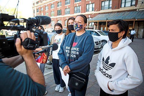 MIKE DEAL / WINNIPEG FREE PRESS
Charlene Hallett with her niece (left behind camera lens) Cassidy MacPherson, 13, and her kids (from second left); Carley, 14, Lauren, 17, and Sam, 12, after they received the Pfizer-BioNTech vaccine at the Aboriginal Health and Wellness Centre, 181 Higgins Ave., Winnipeg, Monday morning.
210517 - Monday, May 17, 2021.