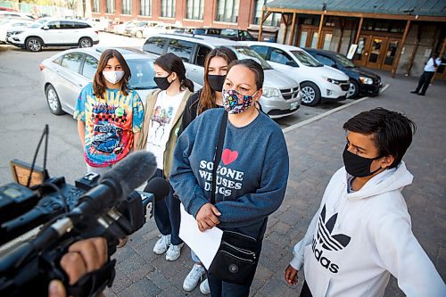 MIKE DEAL / WINNIPEG FREE PRESS
Charlene Hallett with her niece (left) Cassidy MacPherson, 13, and her kids (from second left); Carley, 14, Lauren, 17, and Sam, 12, after they received the Pfizer-BioNTech vaccine at the Aboriginal Health and Wellness Centre, 181 Higgins Ave., Winnipeg, Monday morning.
210517 - Monday, May 17, 2021.