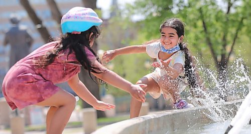 RUTH BONNEVILLE / WINNIPEG FREE PRESS

Weather Standup 

Sisters Roya (facing camera, 7yrs) and Tamana (5yrs) Wali refresh each other with a splash of water from the Legislative fountain in the hot sun on Monday.  


May 17, 2021

