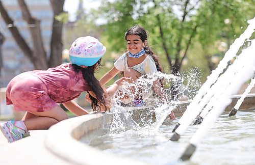 RUTH BONNEVILLE / WINNIPEG FREE PRESS

Weather Standup 

Roya (facing camera, 7yrs) and Tamana (5yrs) Wali refresh each other with a splash of water from the Legislative fountain in the hot sun on Monday.  


May 17, 2021

