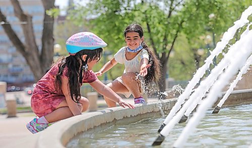 RUTH BONNEVILLE / WINNIPEG FREE PRESS

Weather Standup 

Roya (facing camera, 7yrs) and Tamana (5yrs) Wali refresh each other with a splash of water from the Legislative fountain in the hot sun on Monday.  


May 17, 2021

