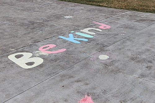 Canstar Community News Chalk drawing seen in Oak Bluff Estates on Mother's Day. (GABRIELLE PICHÉ/CANSTAR COMMUNITY NEWS/HEADLINER)