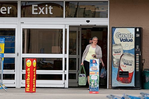 JOHN WOODS / WINNIPEG FREE PRESS
Unmasked people enter and exit a Walmart in Winkler Tuesday, May 18, 2021. Winkler is the highest COVID positive cases after Winnipeg.

Reporter: Abas