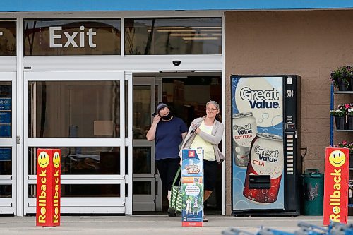 JOHN WOODS / WINNIPEG FREE PRESS
Unmasked people enter and exit a Walmart in Winkler Tuesday, May 18, 2021. Winkler is the highest COVID positive cases after Winnipeg.

Reporter: Abas