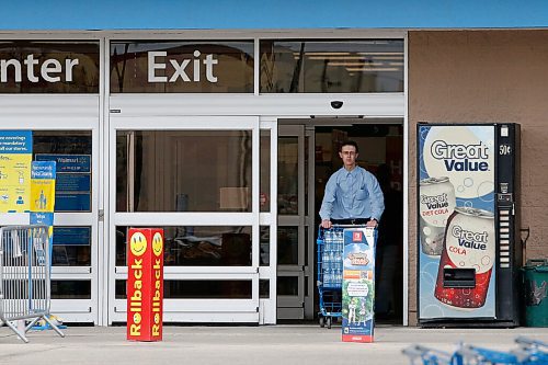 JOHN WOODS / WINNIPEG FREE PRESS
Unmasked people enter and exit a Walmart in Winkler Tuesday, May 18, 2021. Winkler is the highest COVID positive cases after Winnipeg.

Reporter: Abas