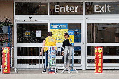 JOHN WOODS / WINNIPEG FREE PRESS
Unmasked people enter and exit a Walmart in Winkler Tuesday, May 18, 2021. Winkler is the highest COVID positive cases after Winnipeg.

Reporter: Abas